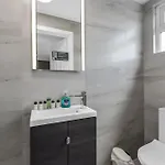 Cozy & Contemporary 2-Br Flat Near Shops & Transit