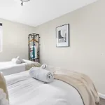 Cozy & Contemporary 2-Br Flat Near Shops & Transit