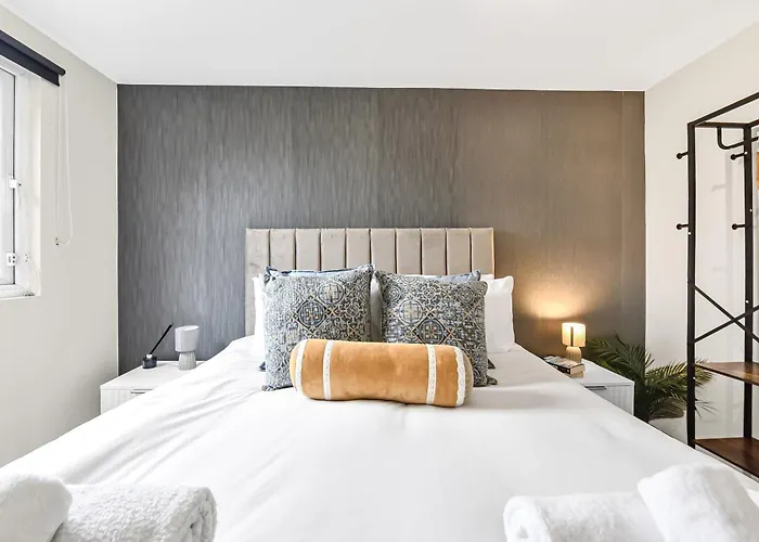 Cozy & Contemporary 2-Br Flat Near Shops & Transit