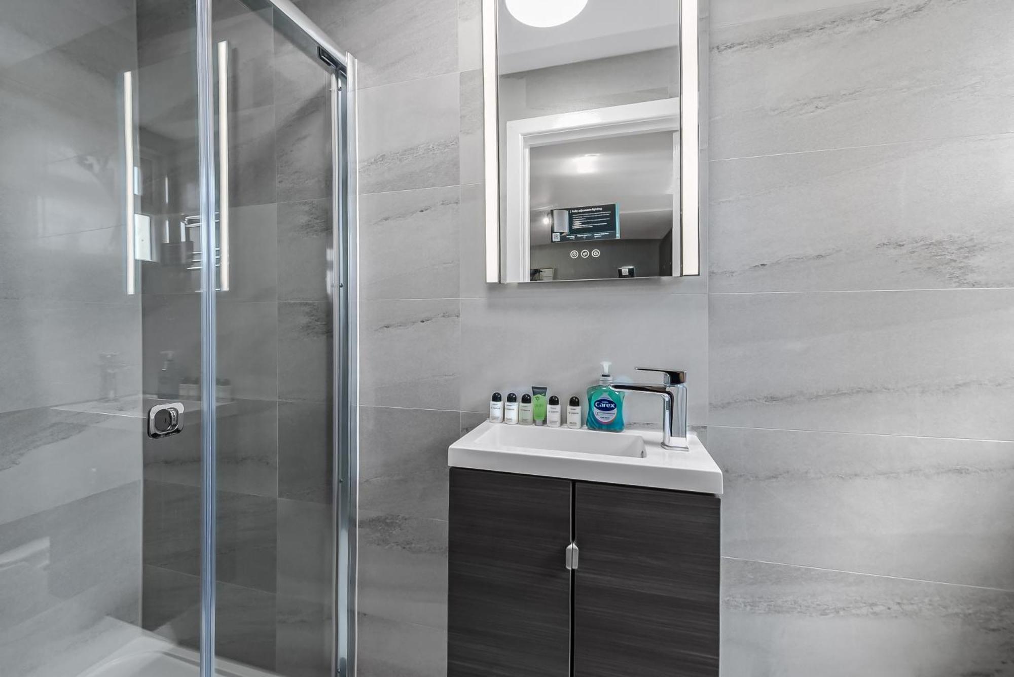 Cozy & Contemporary 2-br Flat Near Shops & Transit Apartment