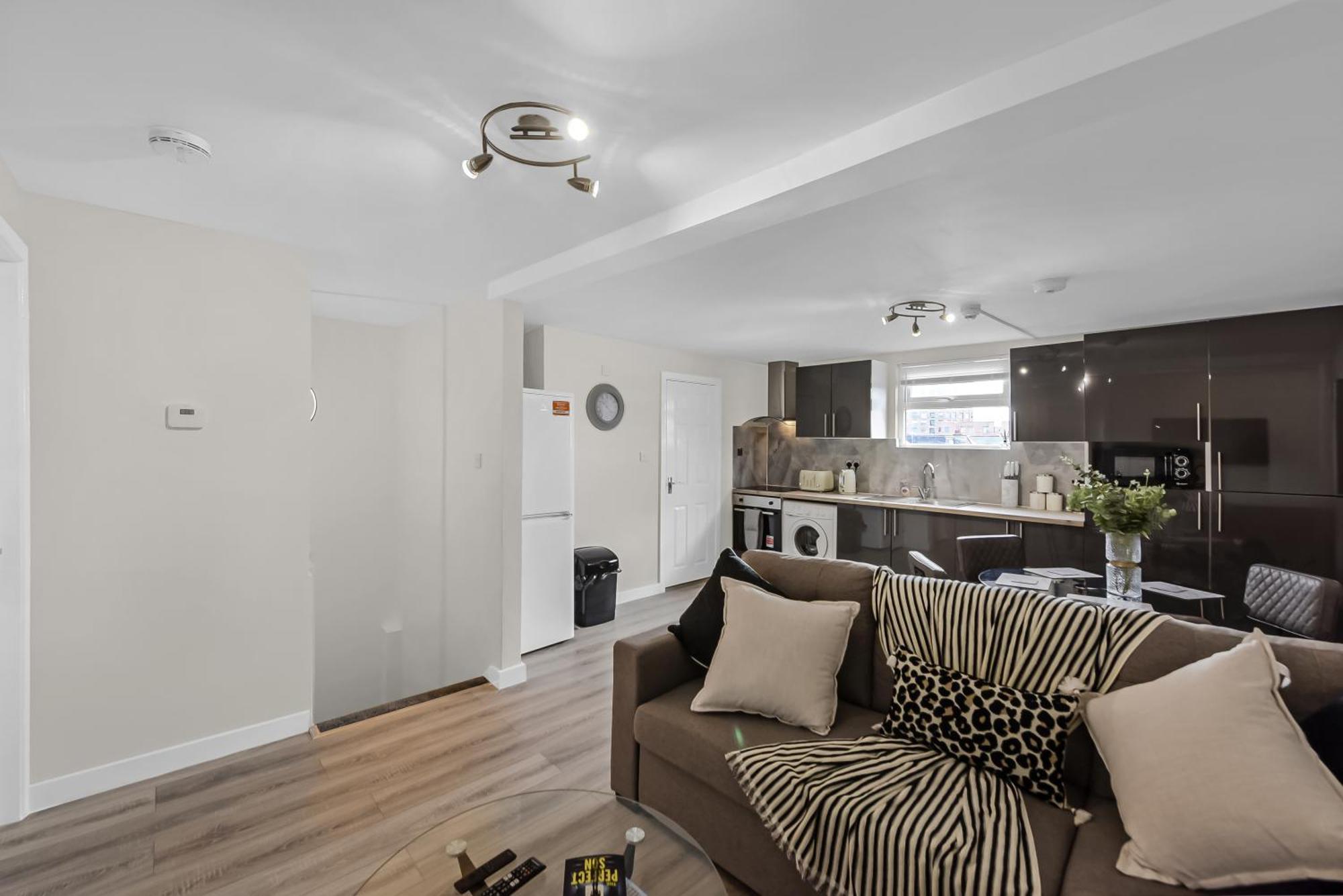 Apartment Cozy & Contemporary 2-br Flat Near Shops & Transit